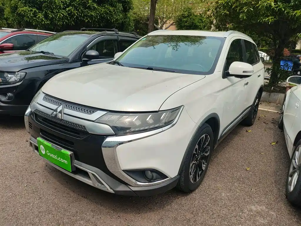 Mitsubishi Outlander 2019 — фото 1