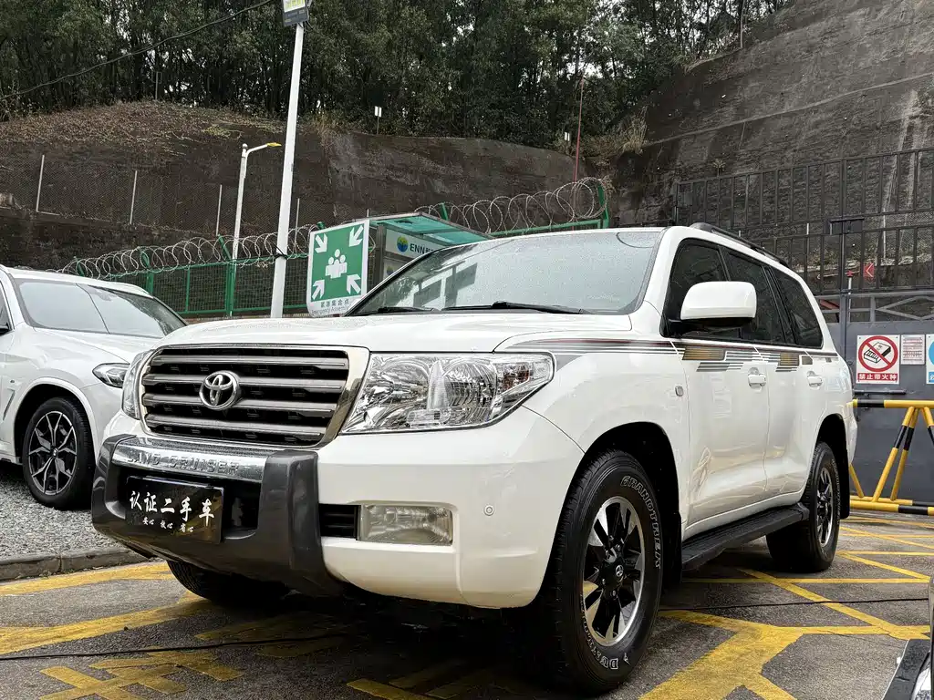 Toyota Land Cruiser 2010 — фото 1