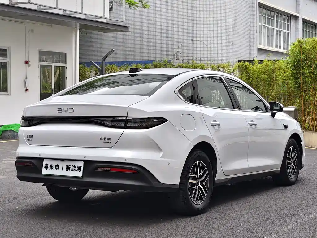 BYD Seal 05 DM-i 2025 — фото 6