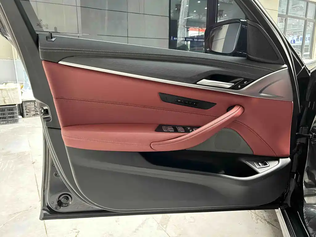 BMW 5 Series 2022 — фото 10