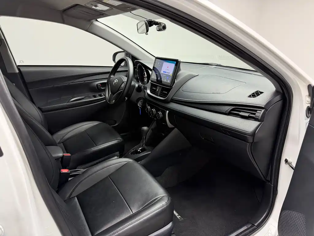Toyota Yaris L 2023 — фото 11