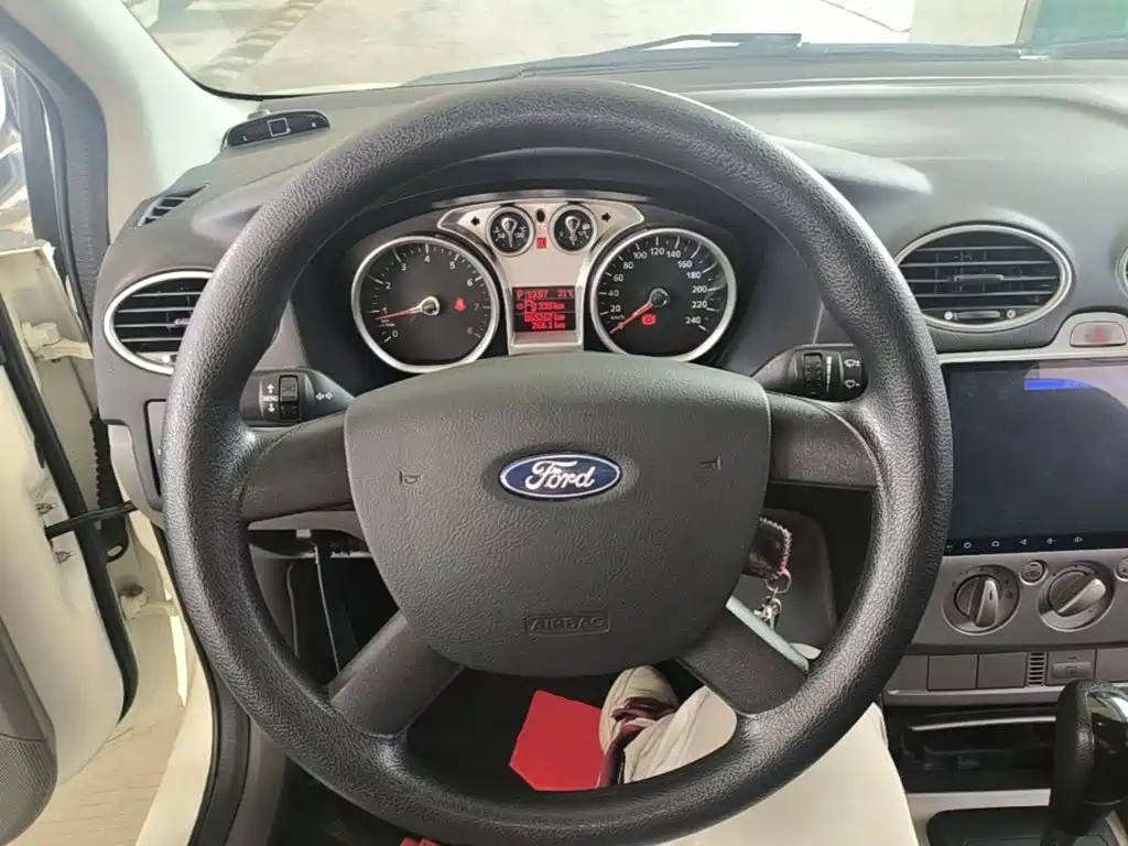 Ford Focus 2016 — фото 11
