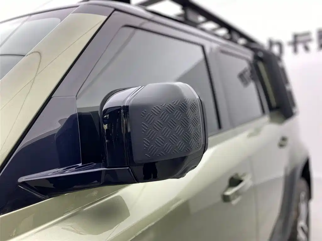 Land Rover Defender 2021 — фото 30