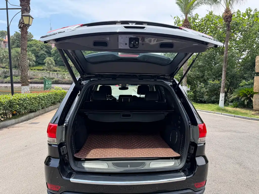 Jeep Grand Cherokee 2019 — фото 13