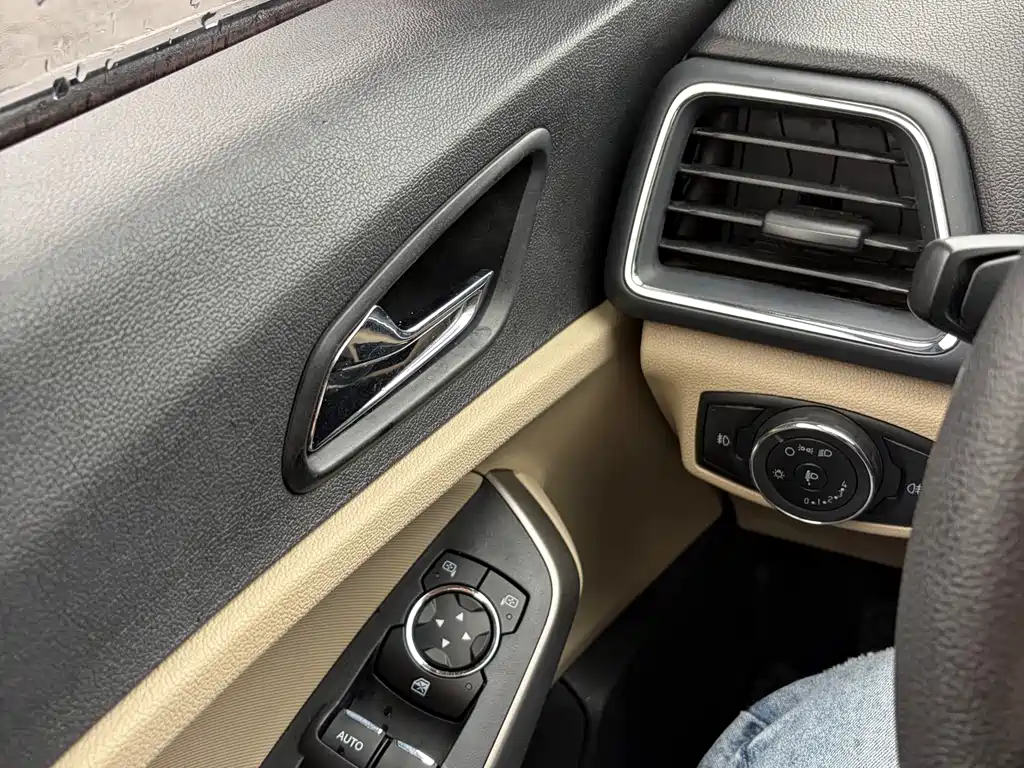 Ford Escort 2015 — фото 16