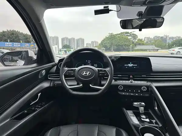 Hyundai Elantra 2024