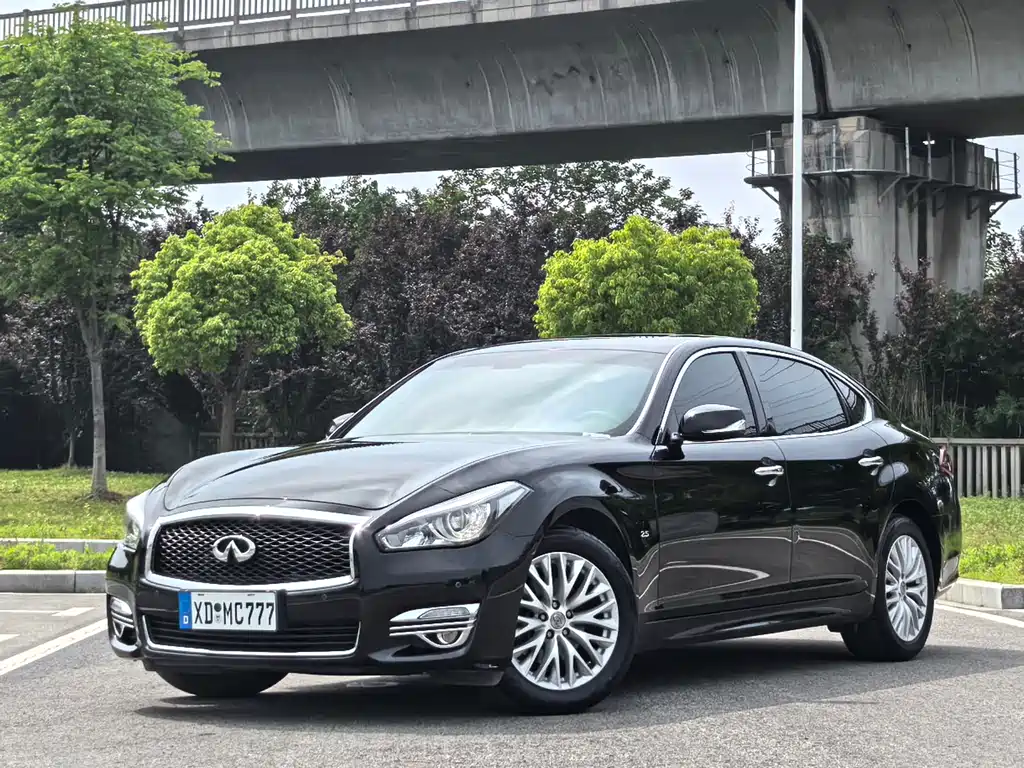 Infiniti Q70 2016