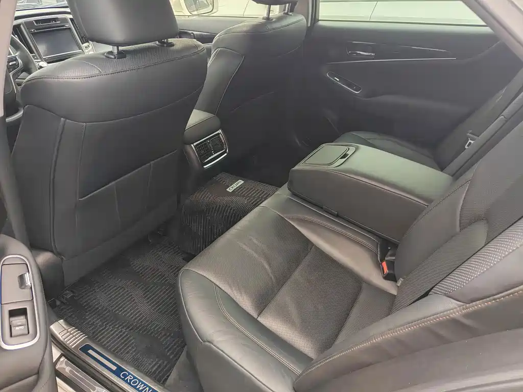 Toyota Crown 2015 — фото 11