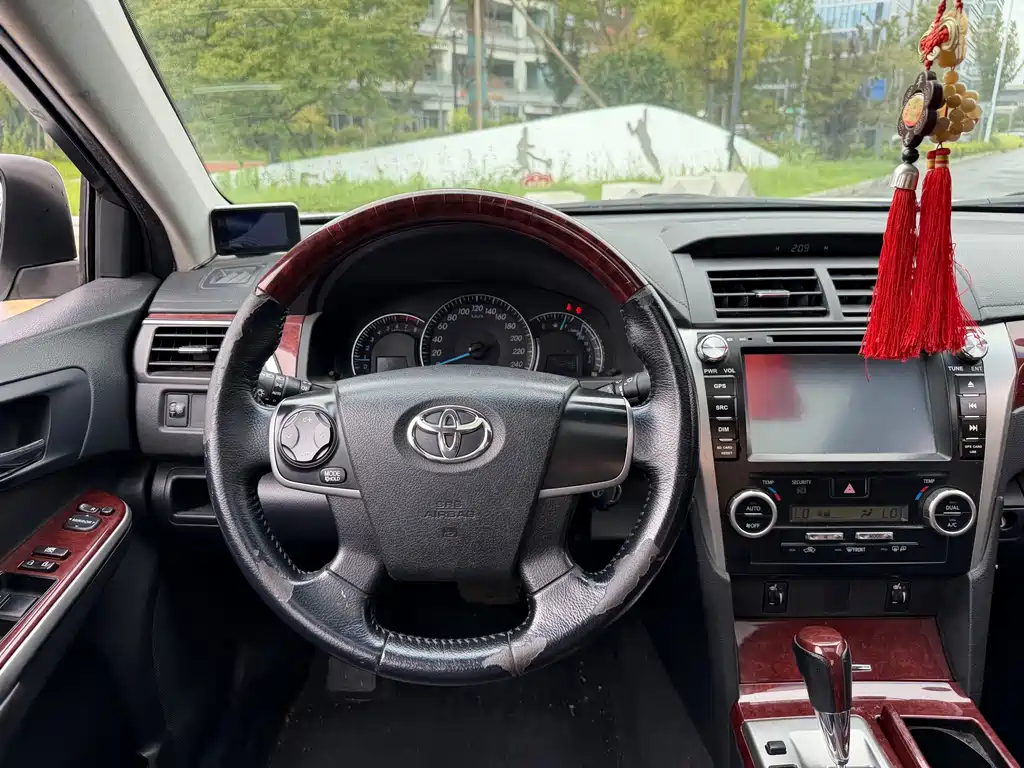 Toyota Camry 2014 — фото 12