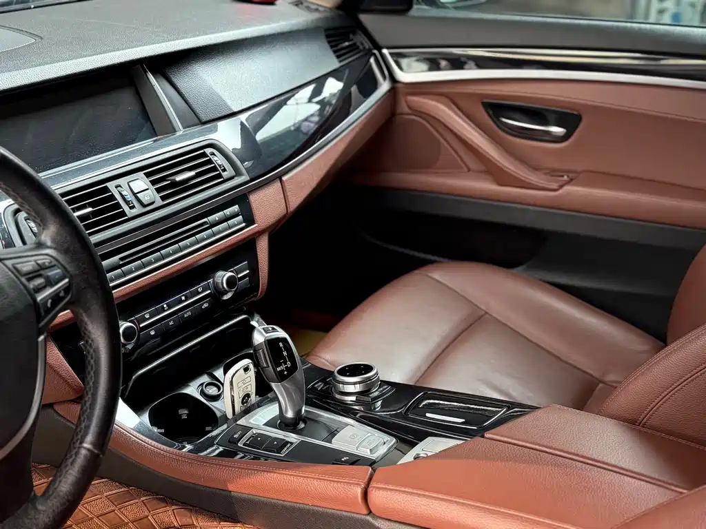 BMW 5 Series 2015 — фото 11