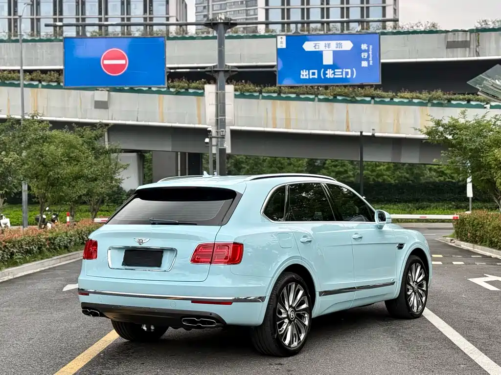 Bentley Bentayga 2019 — фото 7