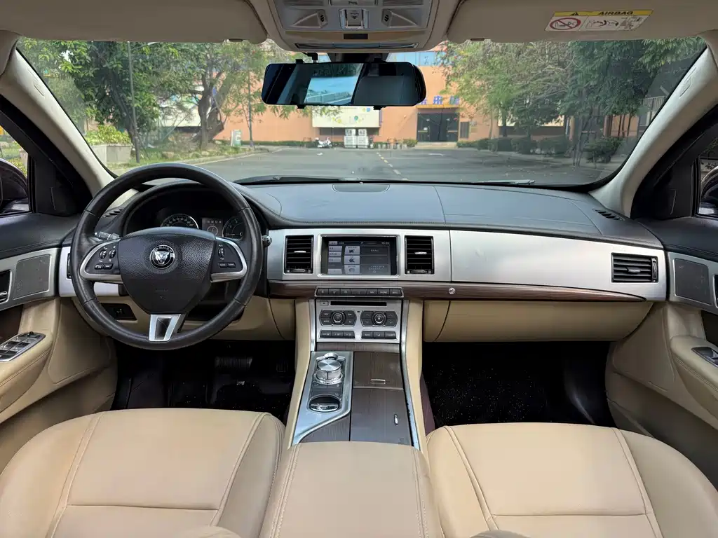 Jaguar XF 2015 — фото 15