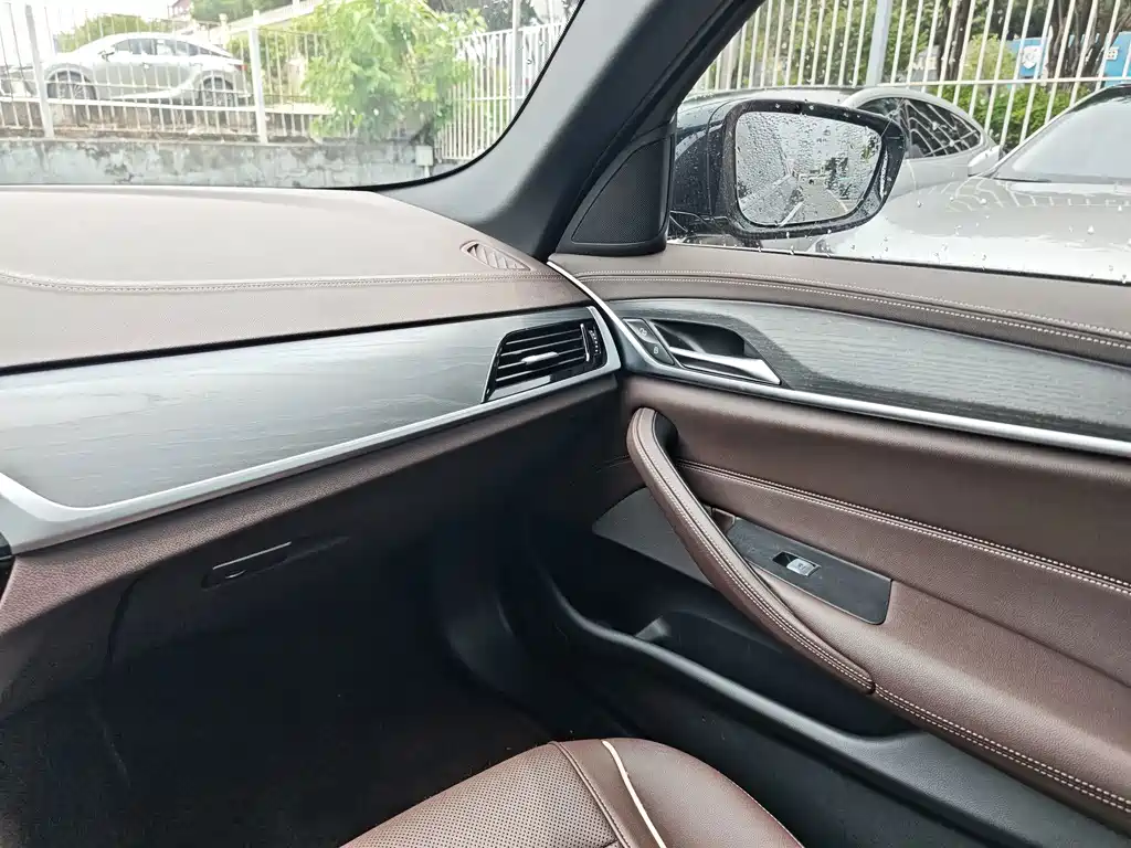 BMW 5 Series 2022 — фото 14