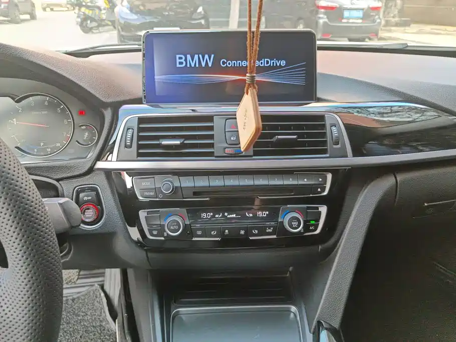 BMW 3 Series 2017 — фото 13