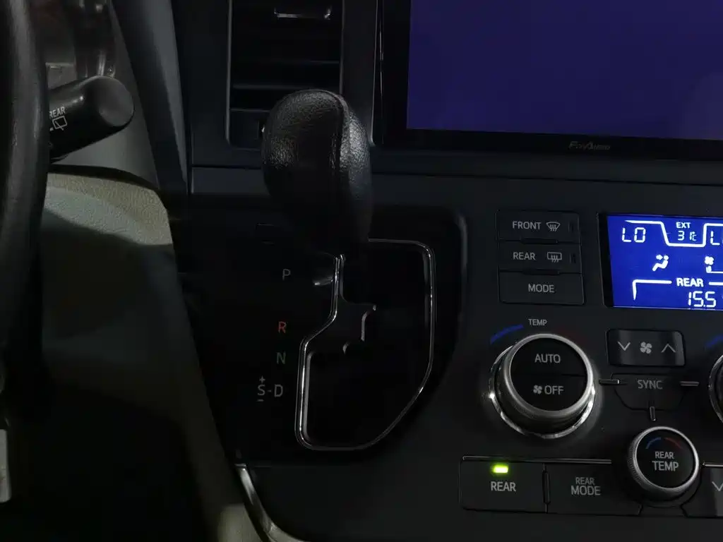 Toyota Sienna 2015 — фото 13