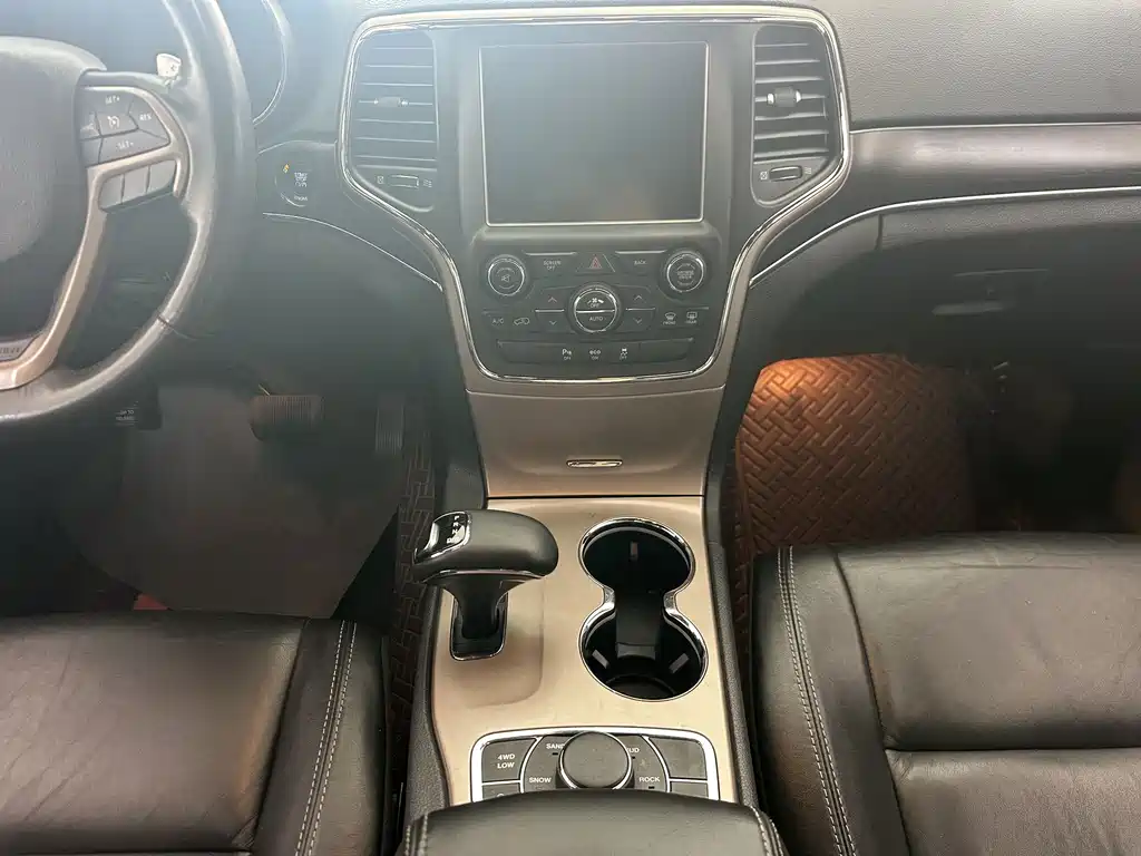 Jeep Grand Cherokee 2015 — фото 11
