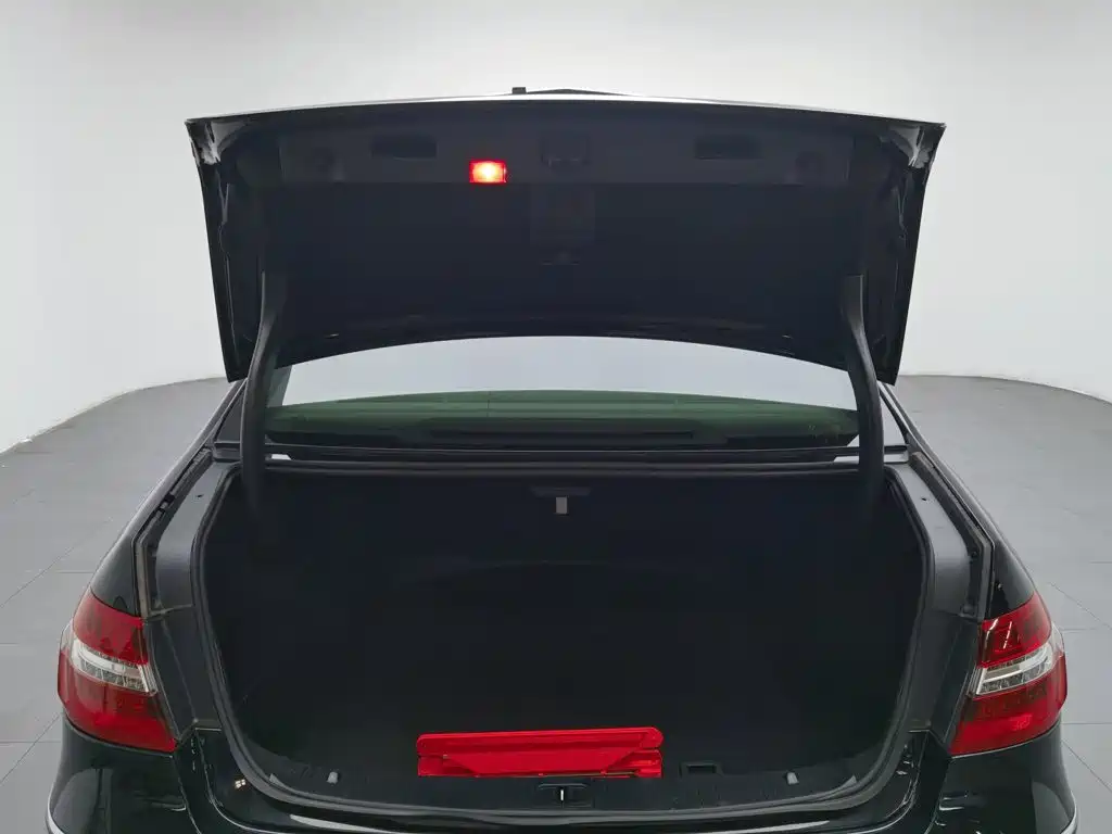 Mercedes-Benz E-Class 2013 — фото 16