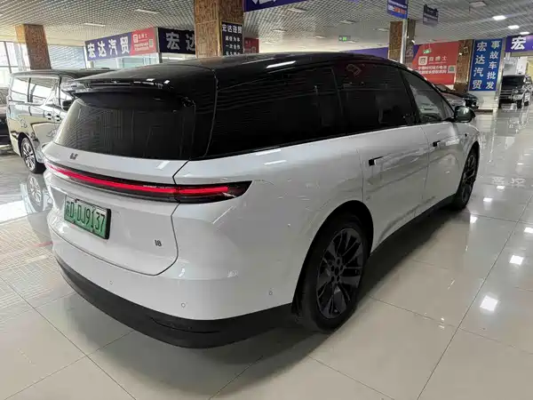 Li Auto i8 2025