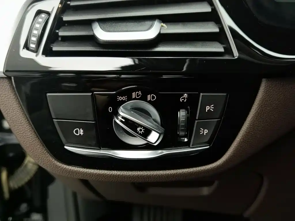 BMW 5 Series New Energy 2020 — фото 21