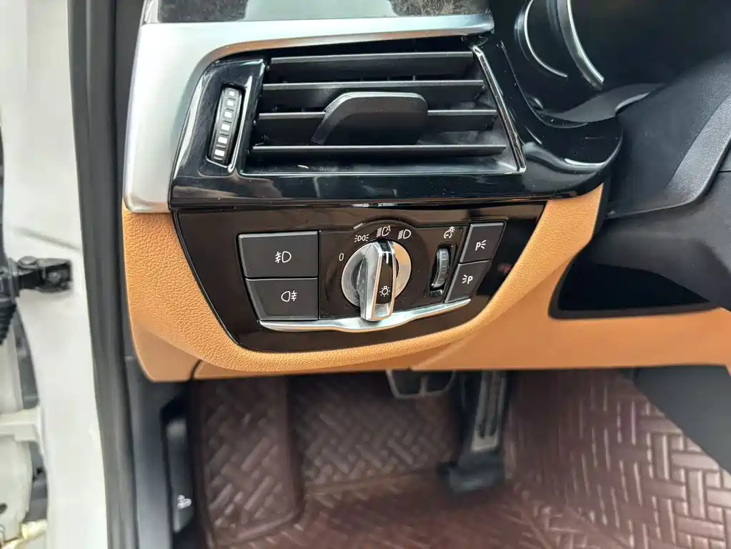BMW 5 Series 2017 — фото 15