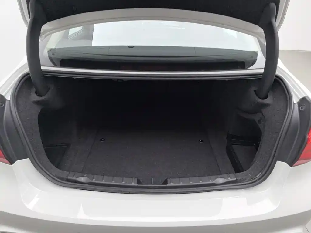 BMW 3 Series 2018 — фото 16