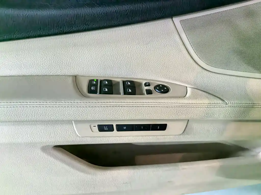 BMW 7 Series 2011 — фото 16