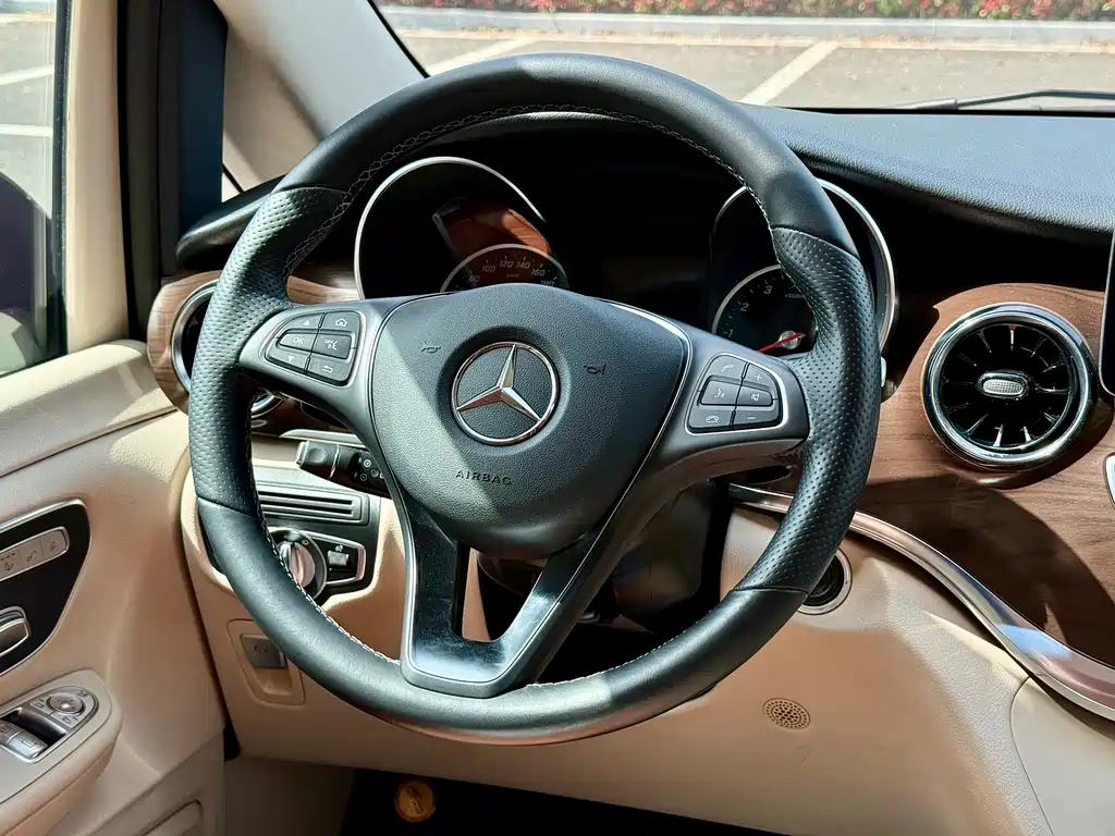 Mercedes-Benz V-Class 2021 — фото 13