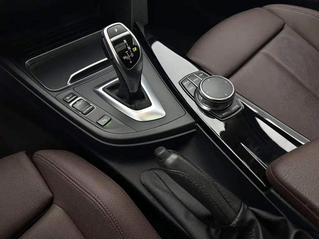 BMW 3 Series 2018 — фото 13