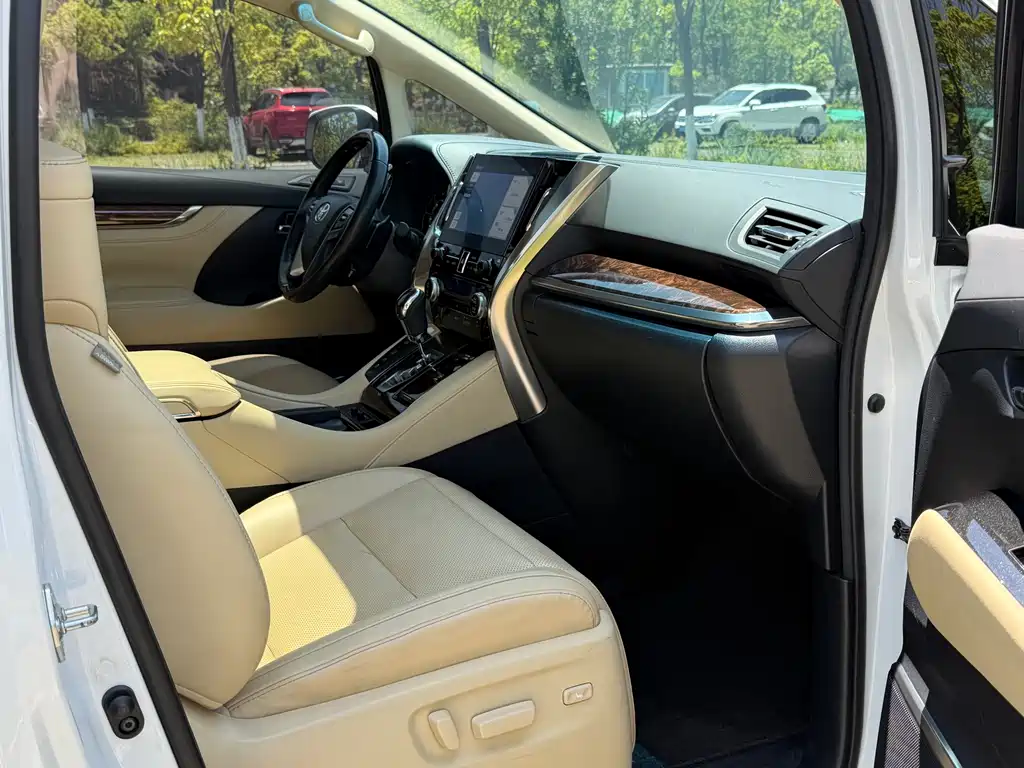 Toyota Alphard 2023 — фото 17