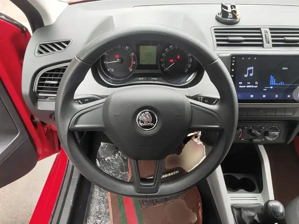 Skoda Fabia 2015 — фото 11