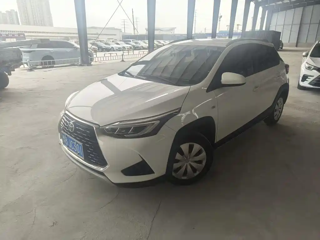 Toyota Yaris L 2022 — фото 1