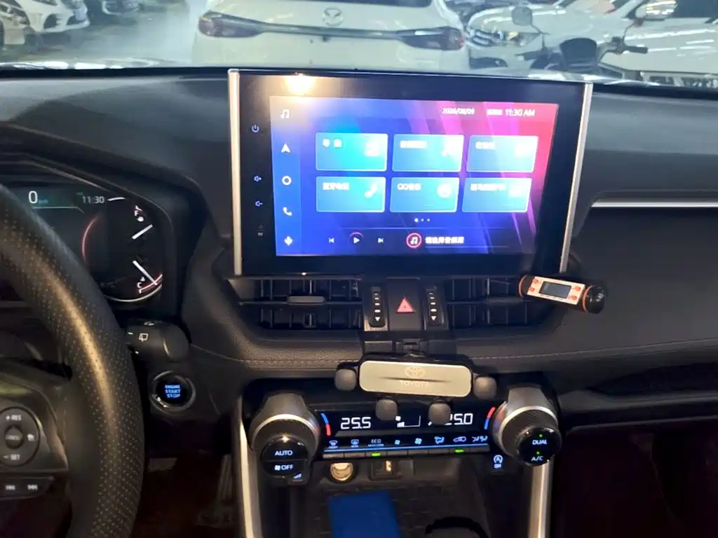 Toyota RAV4 2023 — фото 13
