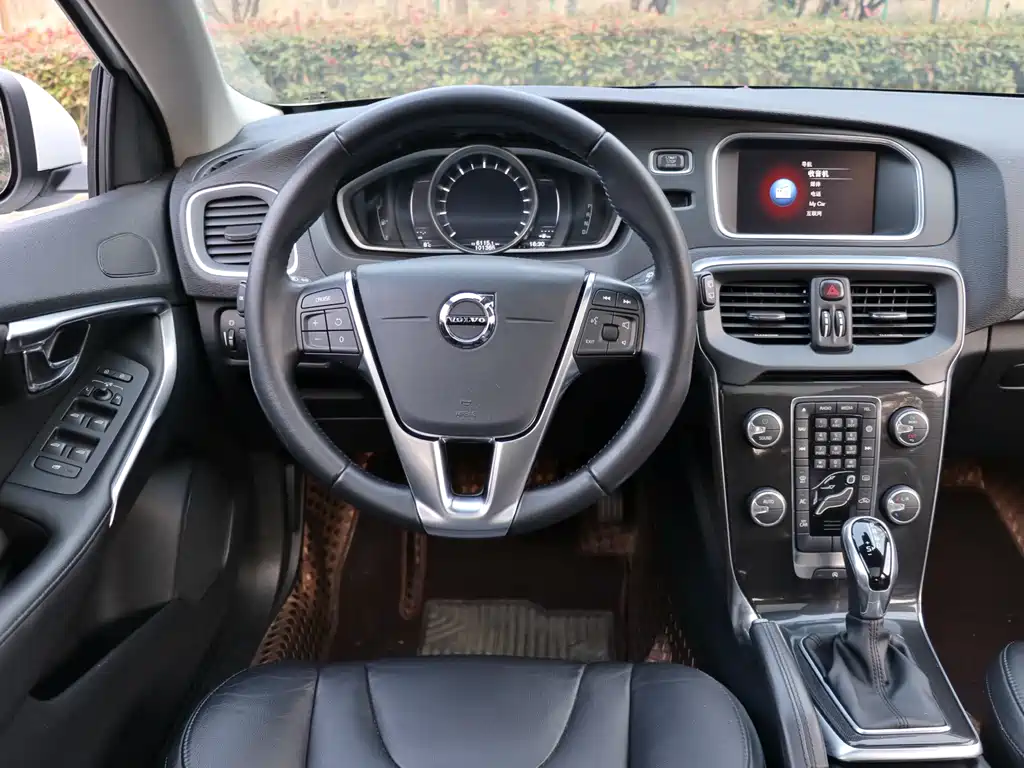 Volvo V40 2018 — фото 11