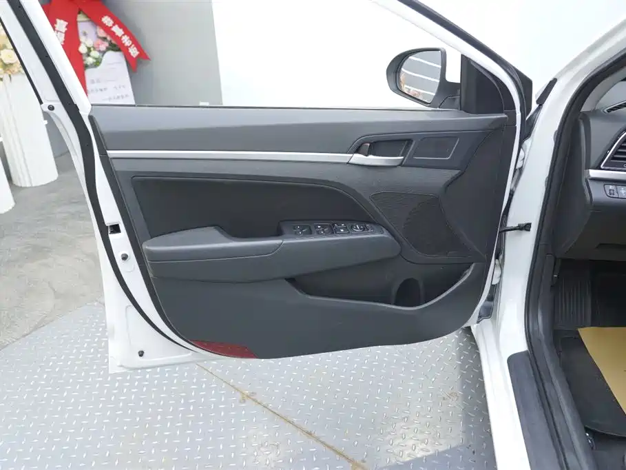 Hyundai Elantra 2017 — фото 14