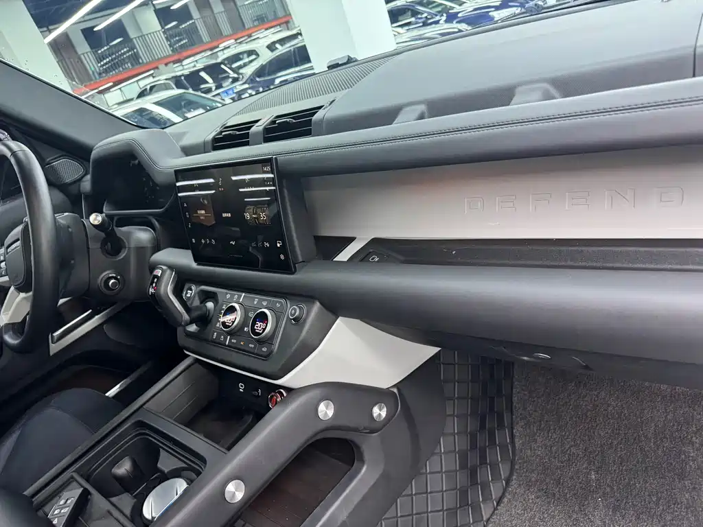 Land Rover Defender 2023 — фото 13