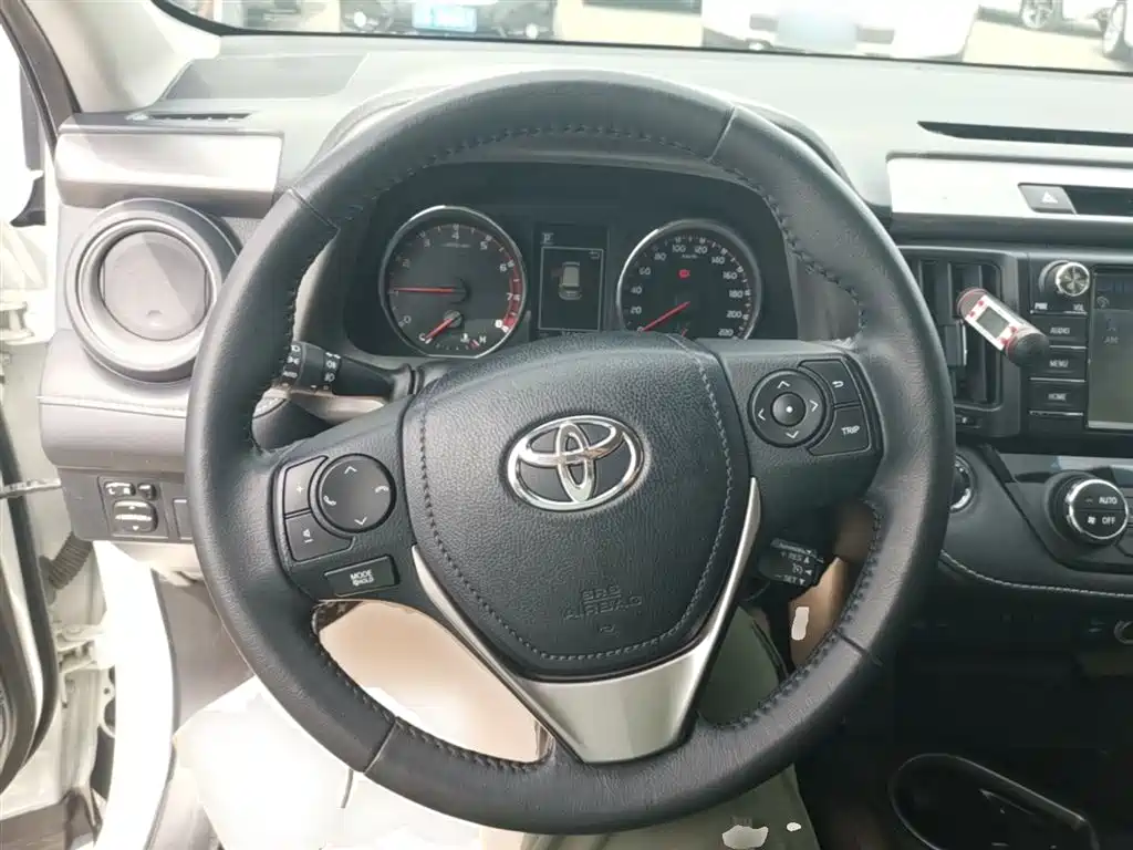 Toyota RAV4 2019 — фото 11