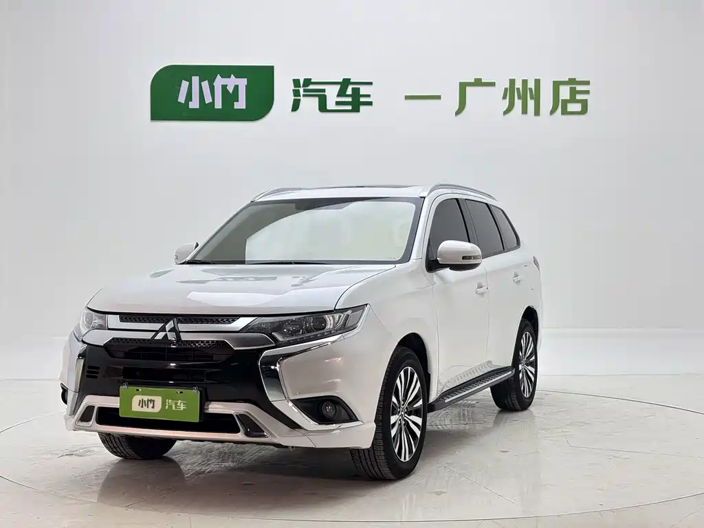 Mitsubishi Outlander 2023 — фото 1