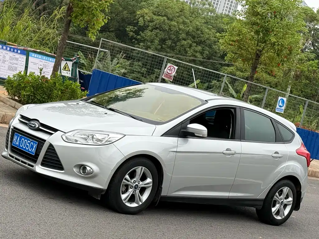 Ford Focus 2013 — фото 1