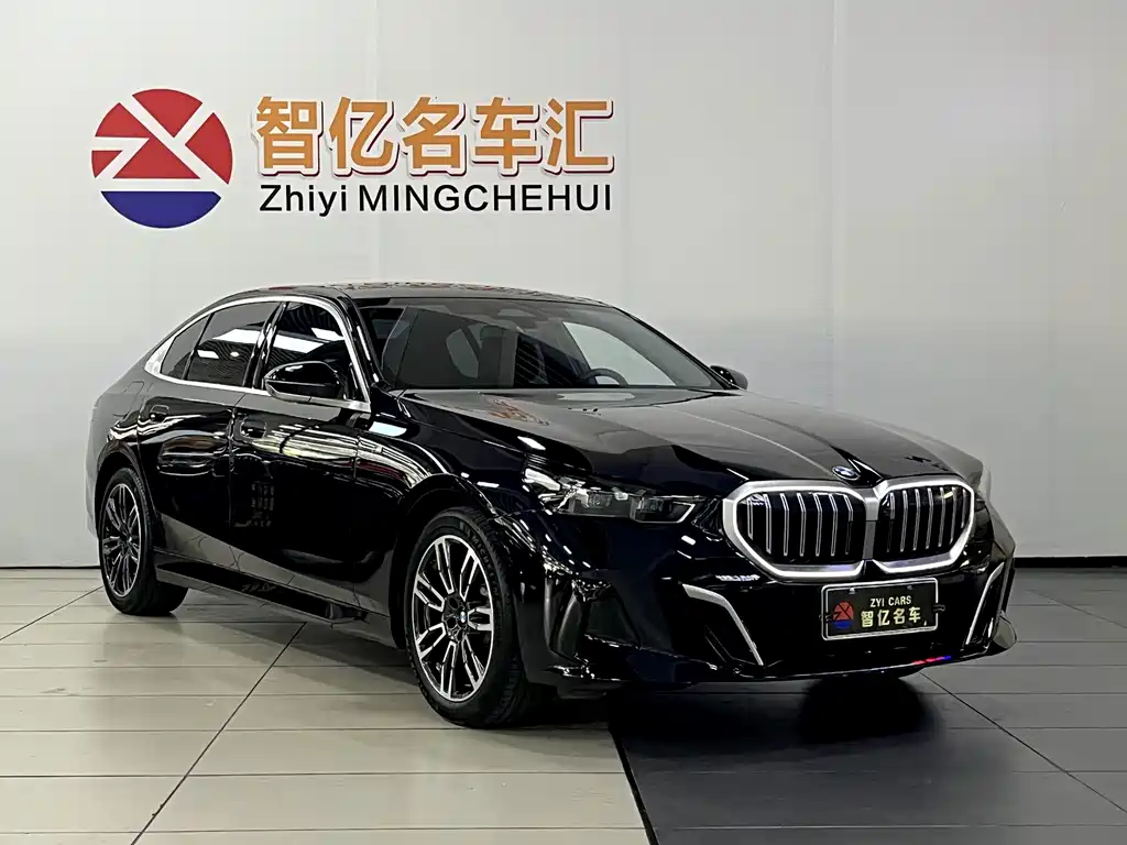 BMW 5 Series 2025 — фото 13