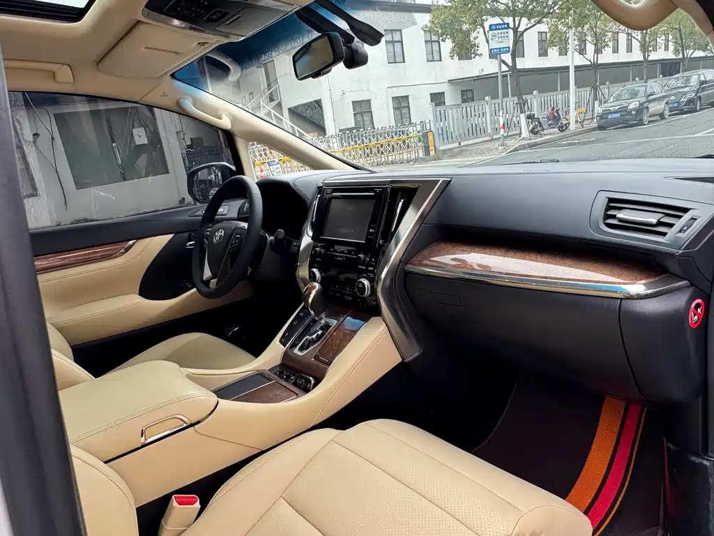 Toyota Alphard 2017 — фото 16