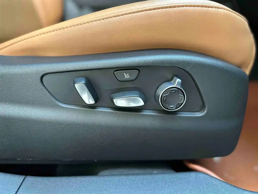 Cadillac XT4 2022 — фото 9
