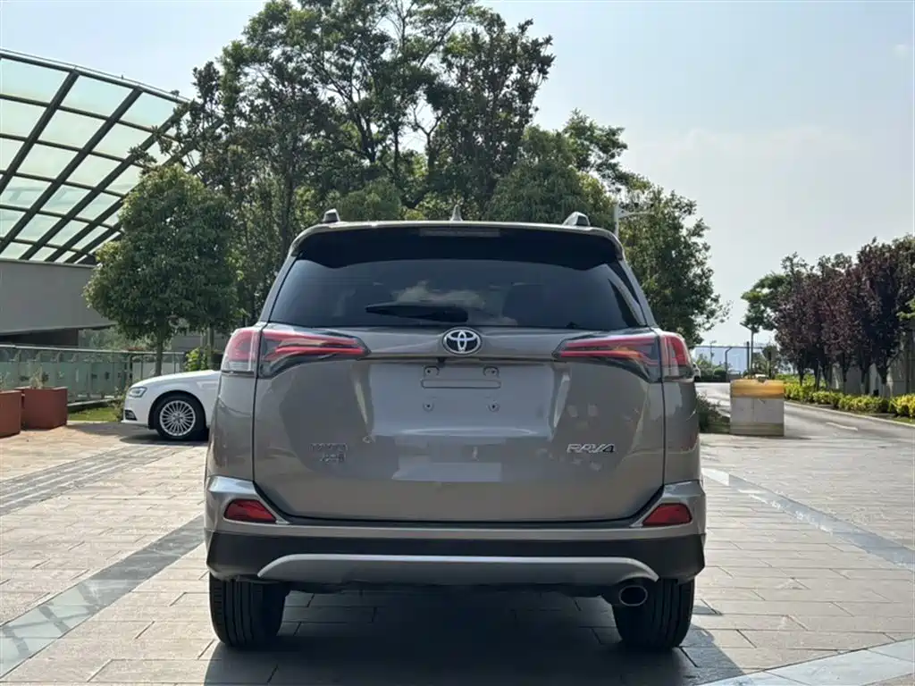 Toyota RAV4 2018 — фото 17