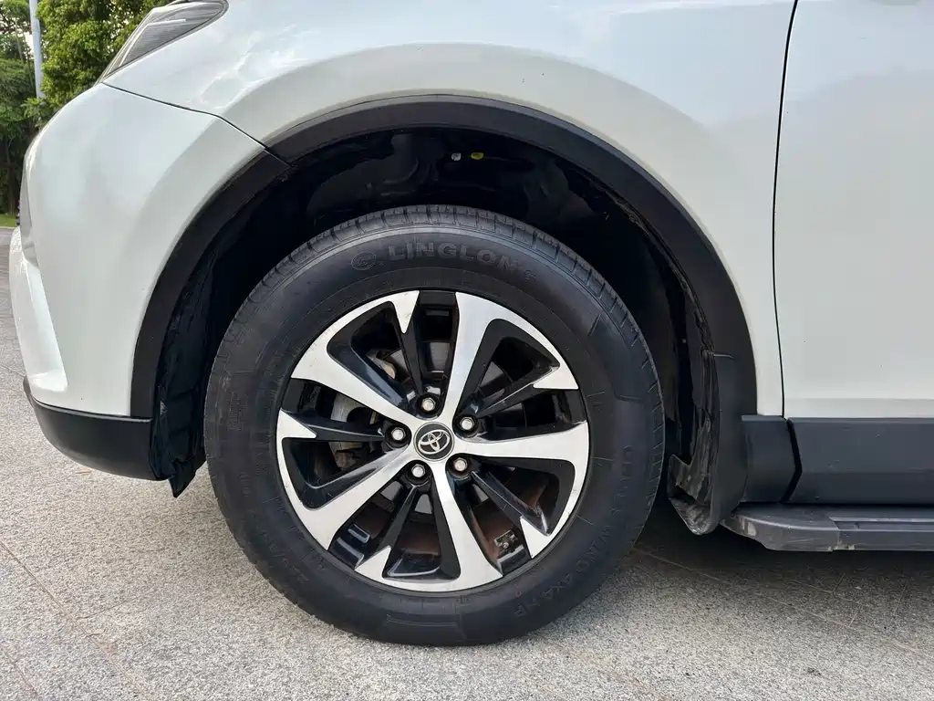 Toyota RAV4 2017 — фото 23