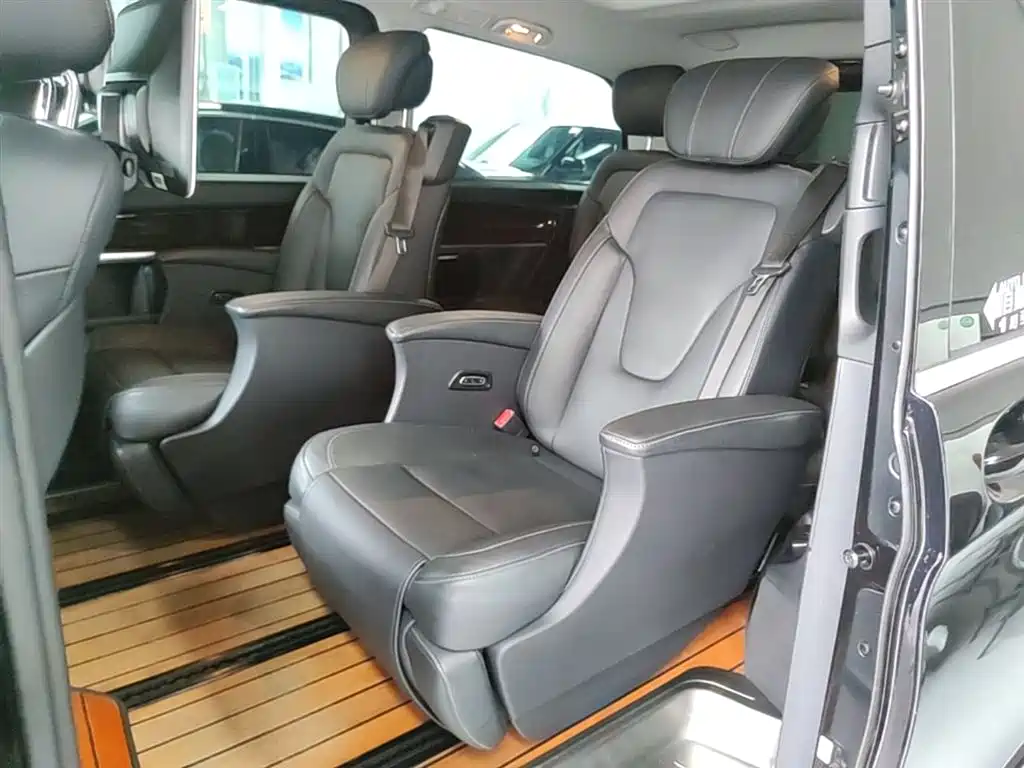 Mercedes-Benz V-Class 2020 — фото 17