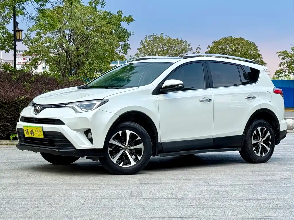 Toyota RAV4 2017 — фото 1