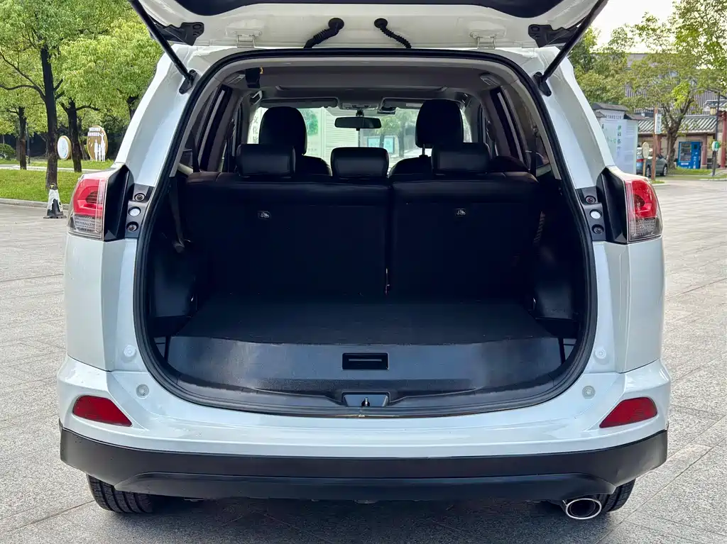 Toyota RAV4 2017 — фото 18
