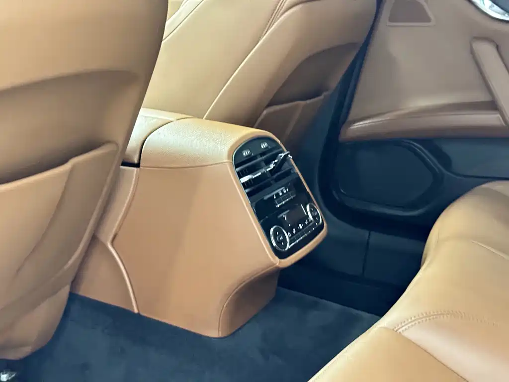 Maserati Quattroporte 2017 — фото 17