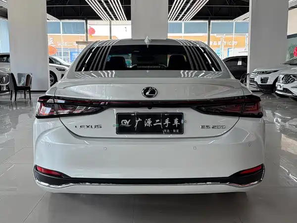 Lexus ES 2025