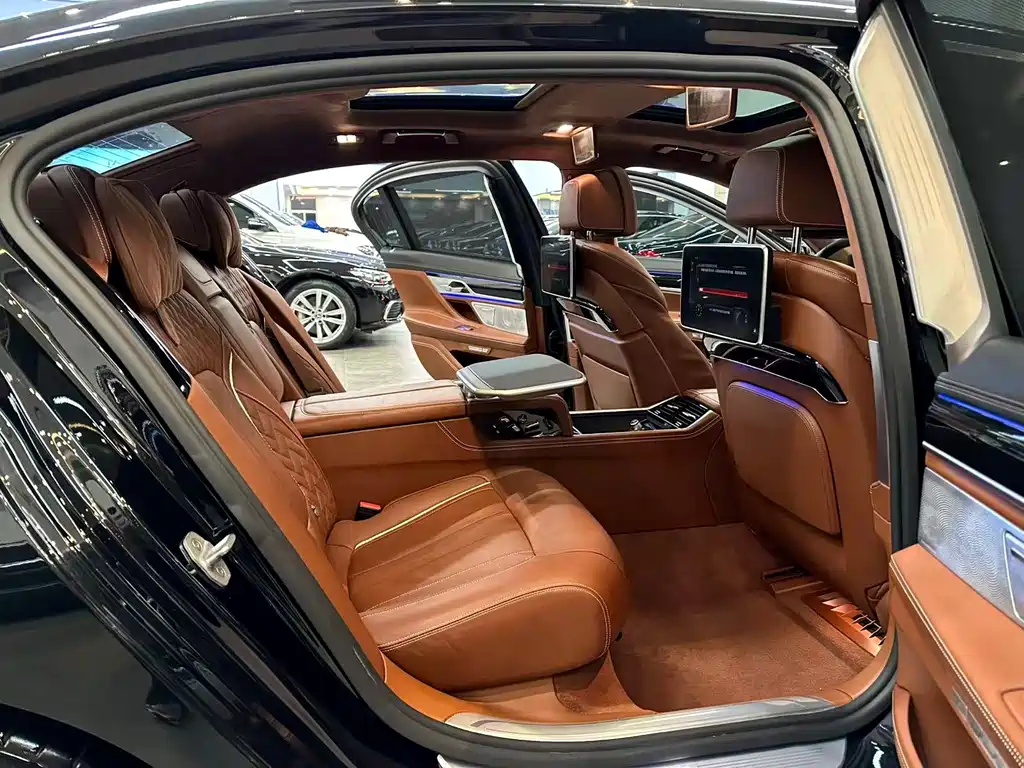 BMW 7 Series 2018 — фото 10