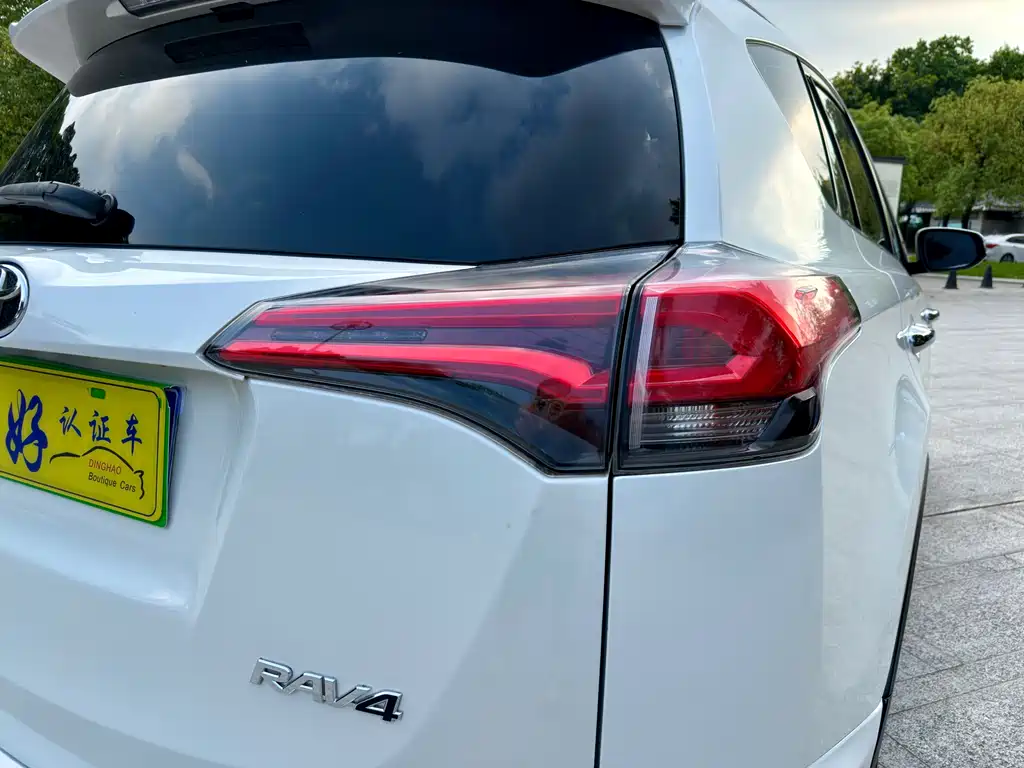 Toyota RAV4 2017 — фото 22